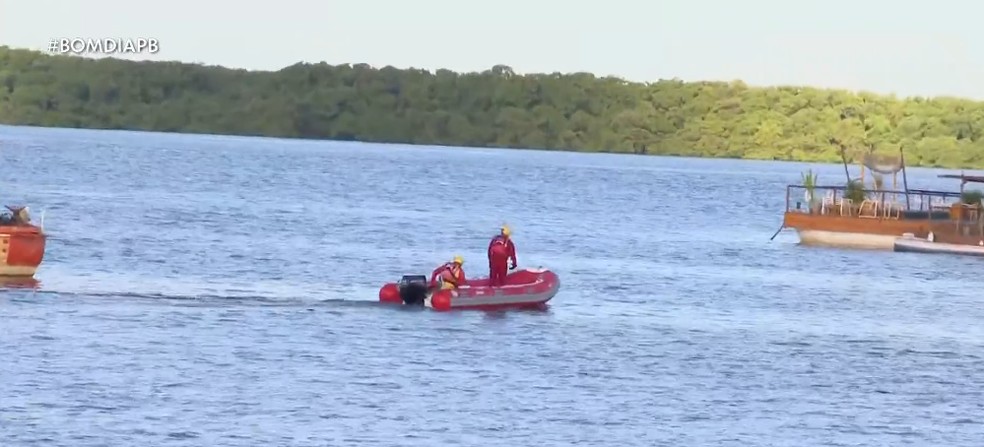 Bombeiros retomam buscas por homem que desapareceu no mar da praia do Jacaré, na PB — Foto: Reprodução/TV Cabo Branco