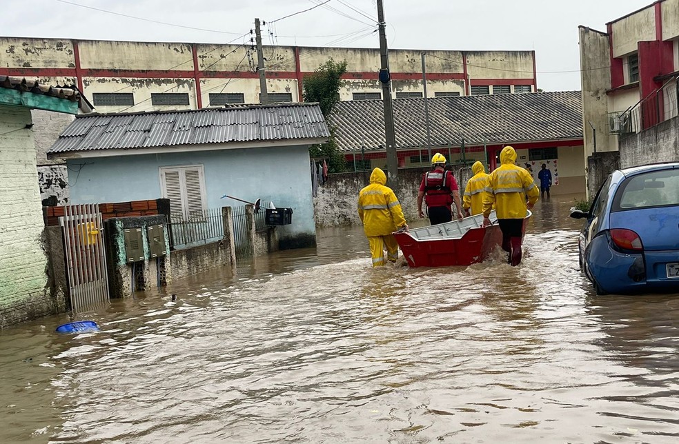 Bombeiros com barco de resgate em área alagada de Criciúma — Foto: CBMSC/Divulgação