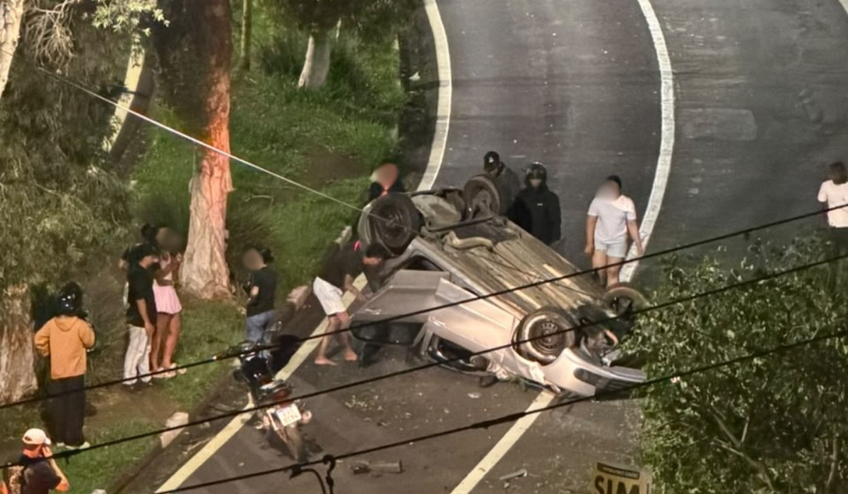 Motorista capota carro após perder o controle, subir em calçada e atingir duas árvores em Campinas