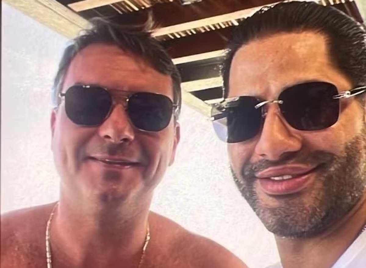 Foto de Flávio Bolsonaro com 'Sicário' é divulgada por site; senador diz que nunca viu chefe da milícia privada de Vorcaro
