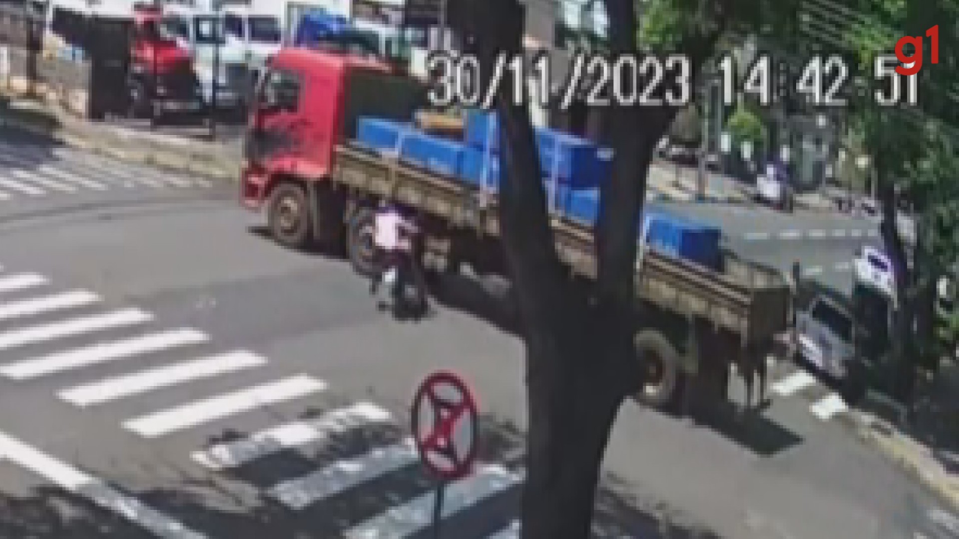 VÍDEO: Mulher bate moto, quase para embaixo de caminhão e escapa de ser esmagada por um triz