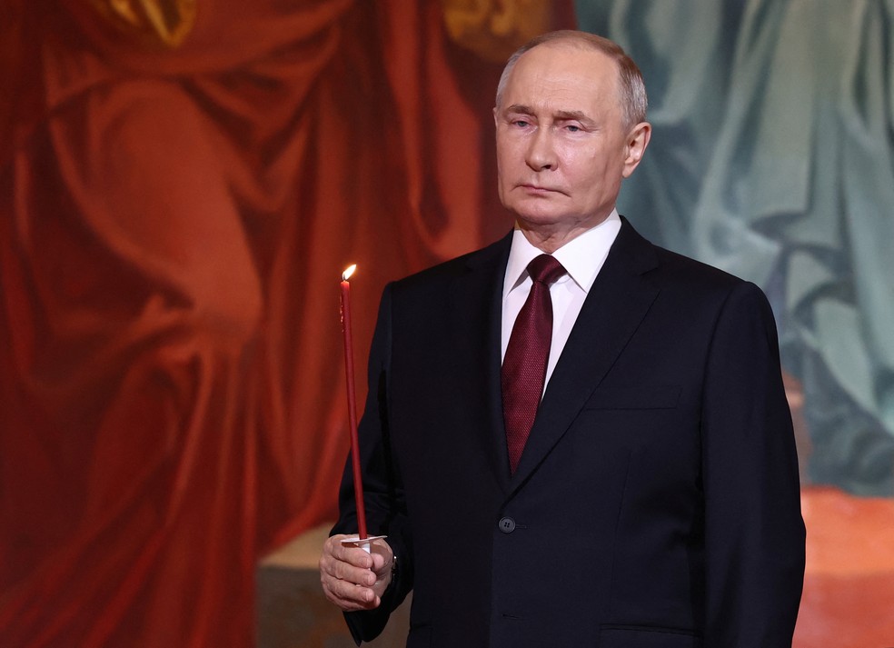 Presidente da Rússia, Vladimir Putin, participa de cerimônia da Páscoa Ortodoxa em Moscou — Foto: Sputnik/Valeriy Sharifulin/Pool via Reuters