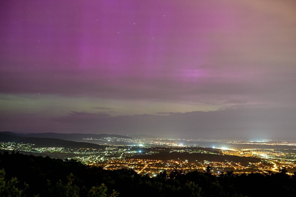 Aurora boreal vista em Budapeste, na Hungria, na madrugada do sbado (11 de maio) — Foto: Marton Monus/Reuters