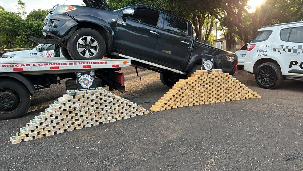 Policial Rodoviário Federal transportava droga em caminhonete em Assis — Foto: SSP/Divulgação