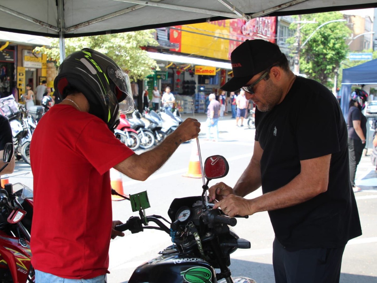 Antenas corta-pipa são distribuídas para motociclistas de São Vicente