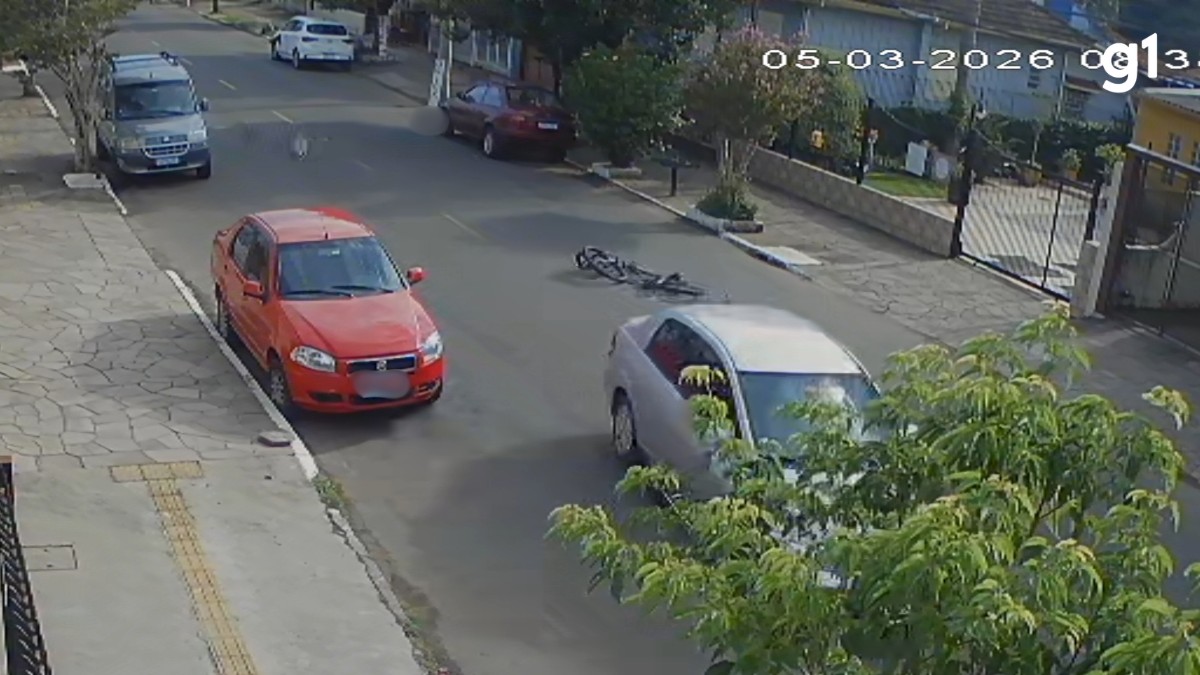 VÍDEO: Ciclista morre a caminho do trabalho após ser atingido por carro que invadiu pista contrária no RS