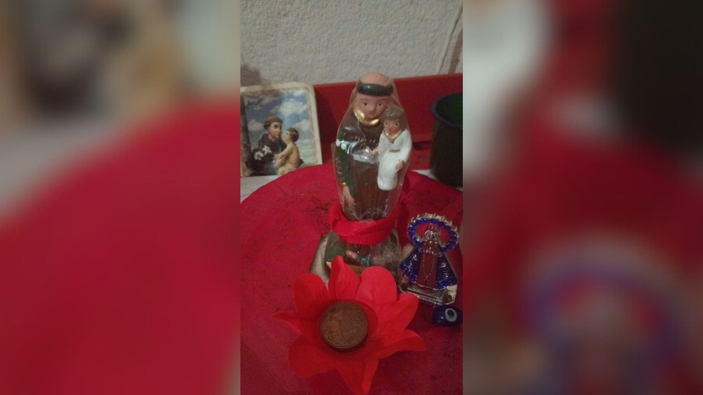 Netas presentearam a avó, de São José do Rio Preto (SP), com uma imagem de Santo Antônio, o santo casamenteiro, em seu aniversário — Foto: Luciana Lacerda/Arquivo pessoal