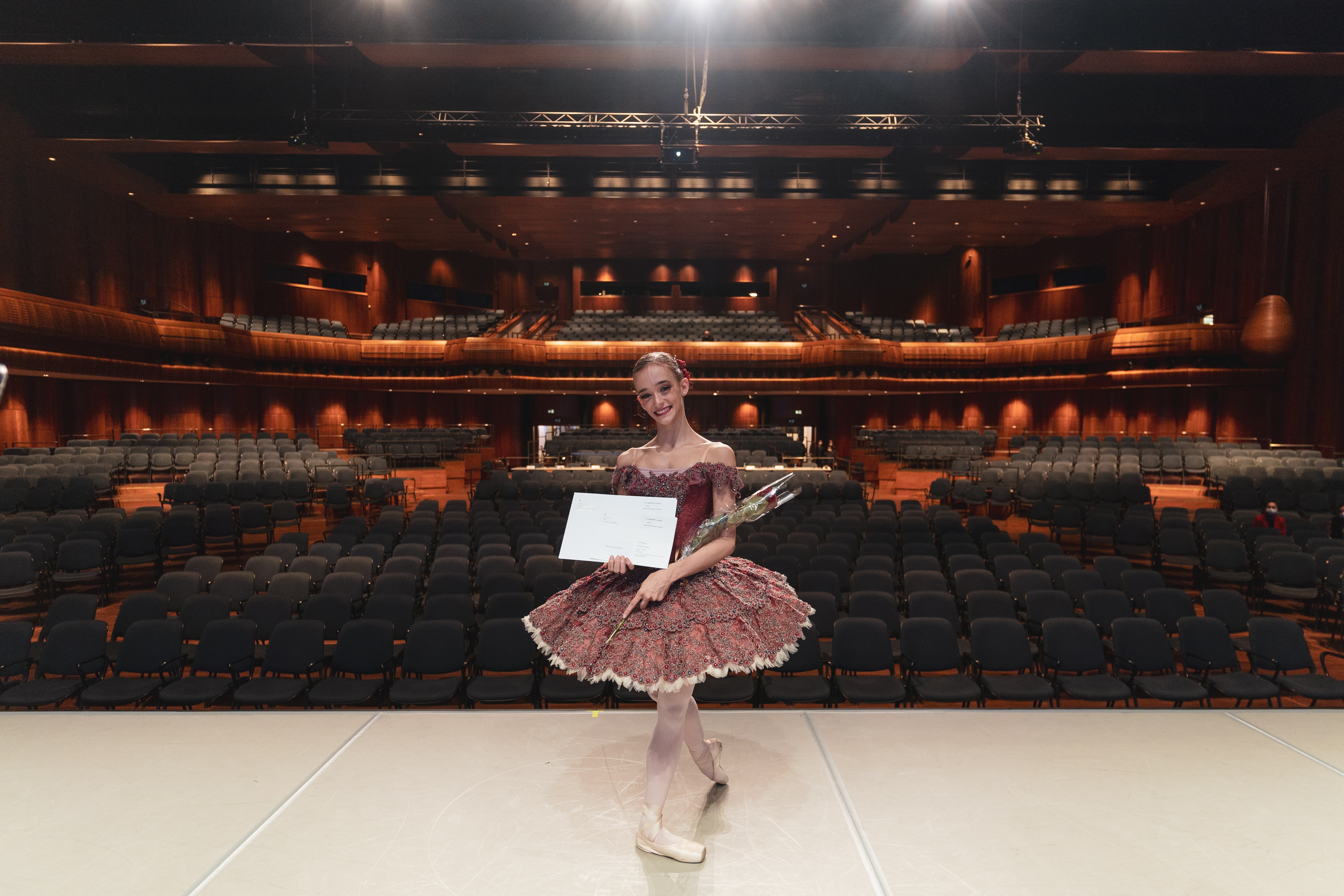 Primeira brasileira a integrar a Ópera de Paris, bailarina considerada fenômeno da dança recebe convite de Emmanuel Macron para jantar de honra
