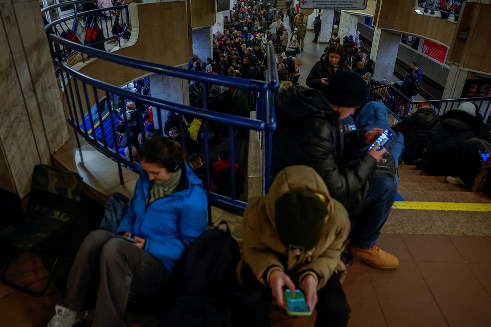 Moradores de Kiev, na Ucrânia, se abrigam em uma estação de metrô da cidade após um ataque da Rússia a centrais de energia que deixou 1 milhão de pessoas sem energia elétrica, em 28 de novembro de 2024. — Foto: Alina Smutko TPX/ Reuters