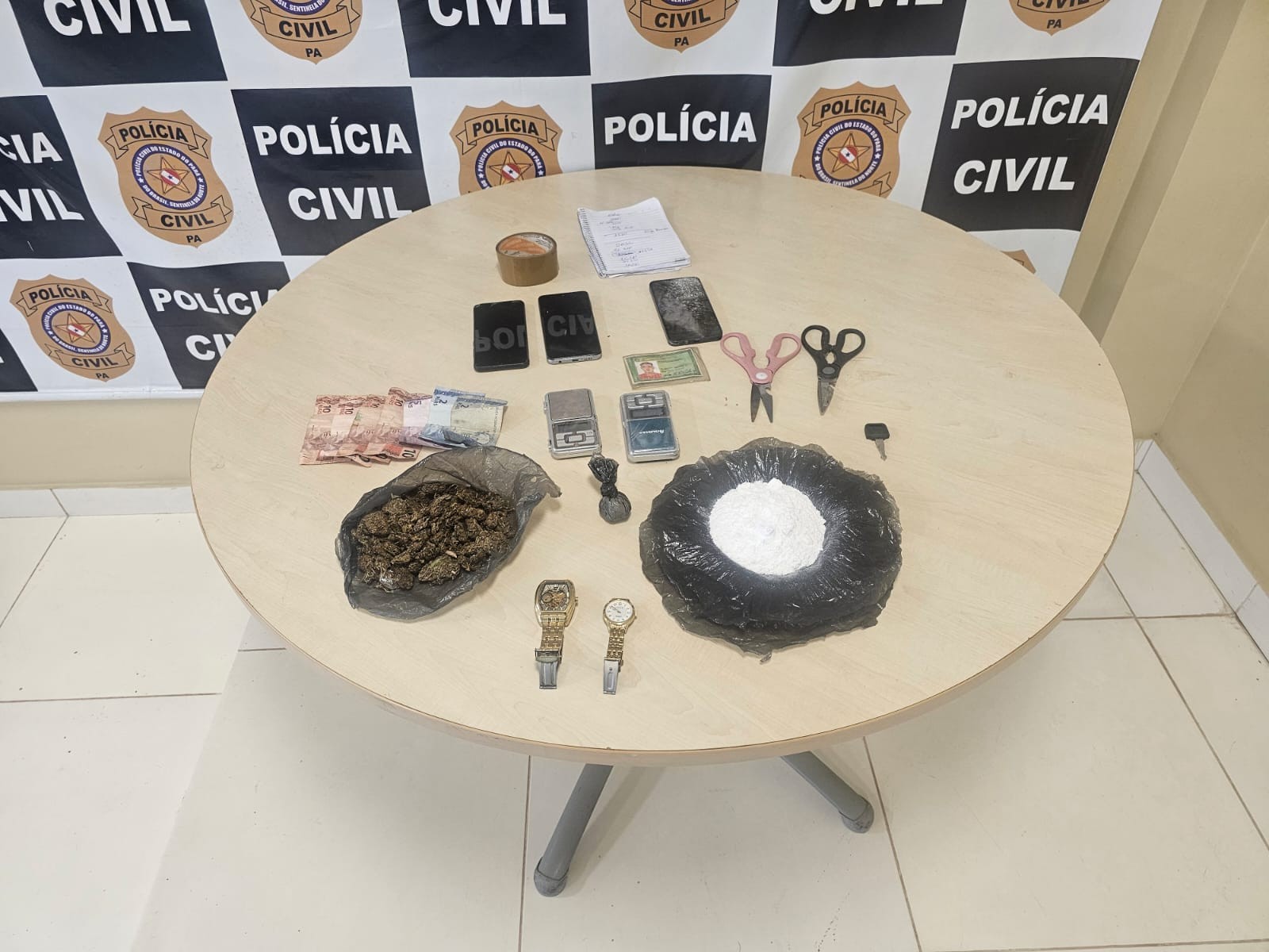 Dois homens são presos por tráfico de drogas em Abaetetuba; polícia flagrou entrega próxima de faculdade