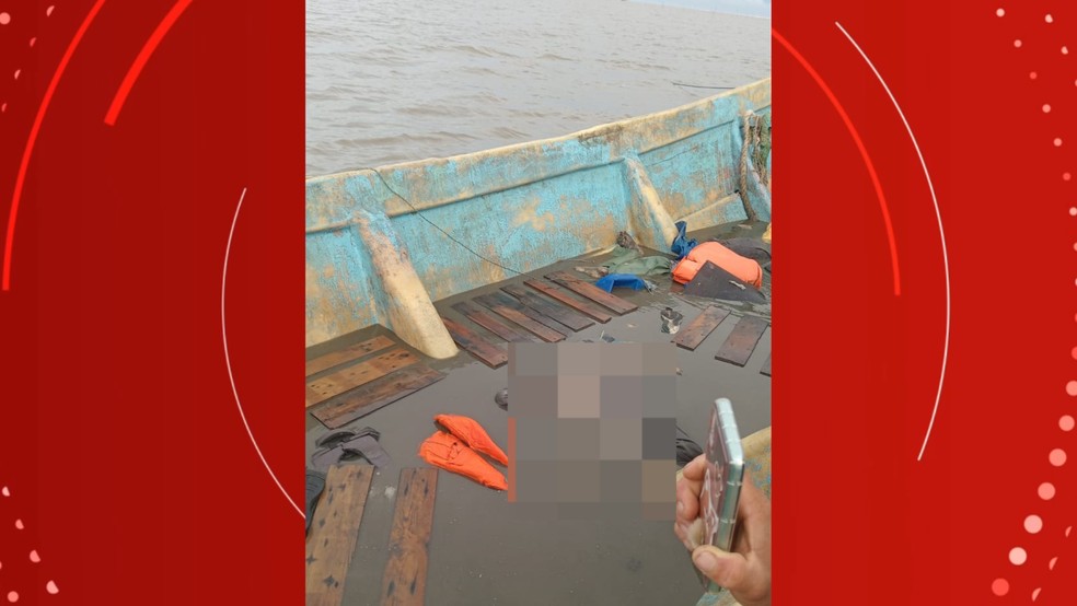 Pescadores registraram corpos dentro de barco. — Foto: Reprodução / Redes sociais
