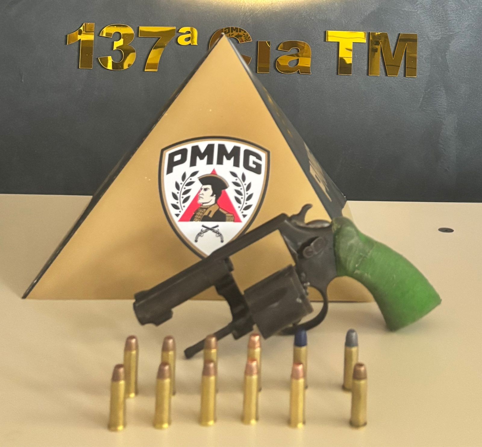 Mulher reconhece filho e sobrinho ao ver imagens de pessoas que atiraram contra homem em Janaúba