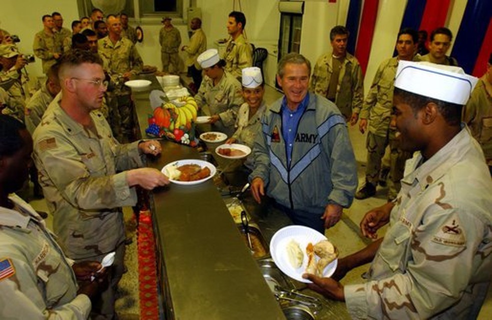 O presidente George W. Bush visita tropas dos EUA no Iraque em novembro de 2003 — Foto: Casa Branca