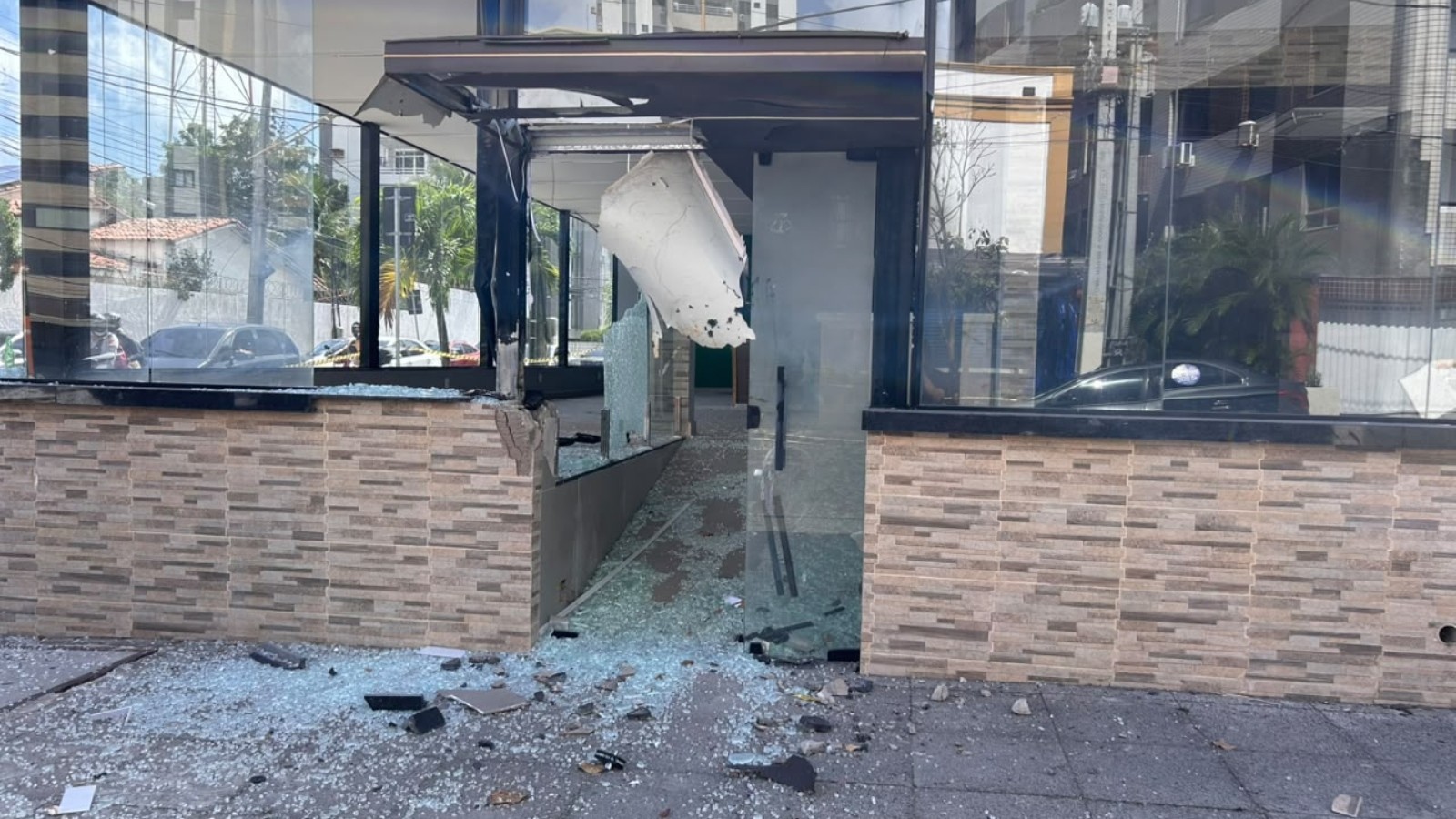 Artefato explode e danifica fachada de restaurante japonês na área nobre de Fortaleza