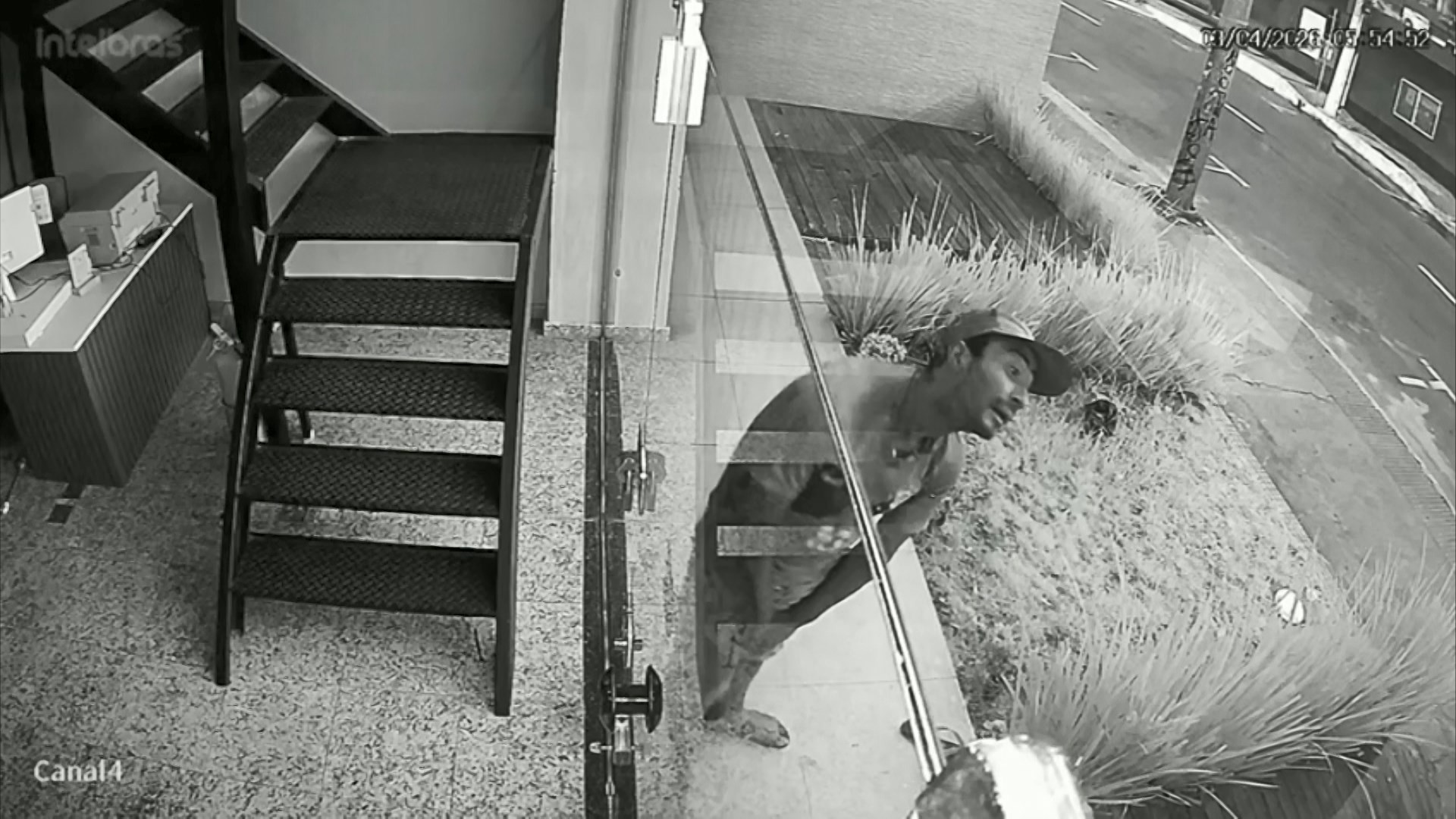 VÍDEO: empresa de vistos é arrombada e criminoso furta celulares e passaportes em Vila Velha