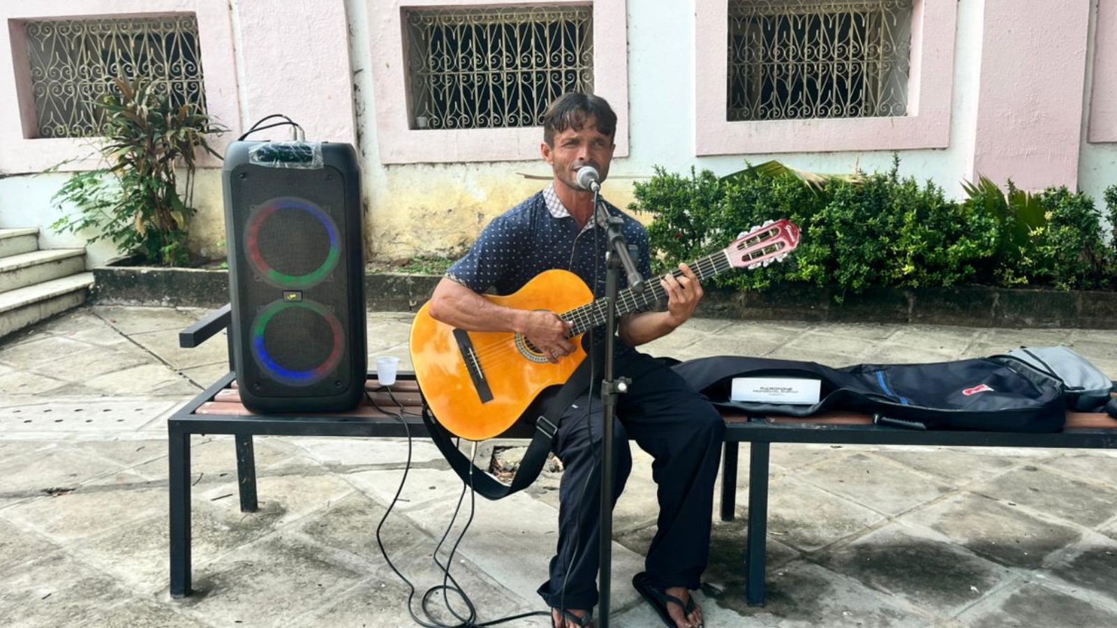 Homem em situação de rua que emocionou ao cantar em ação social faz 1º show em Teresina