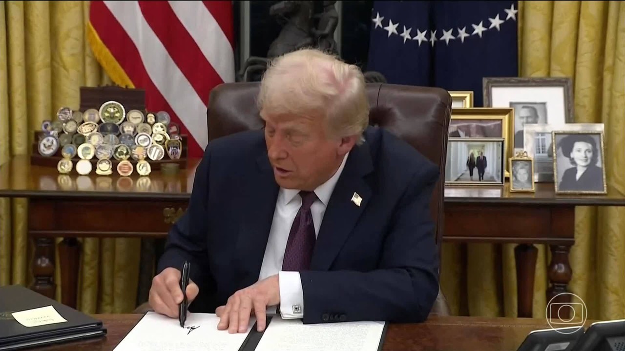 Donald Trump suspende liberação de trilhões de dólares em assistência do  governo dos EUA