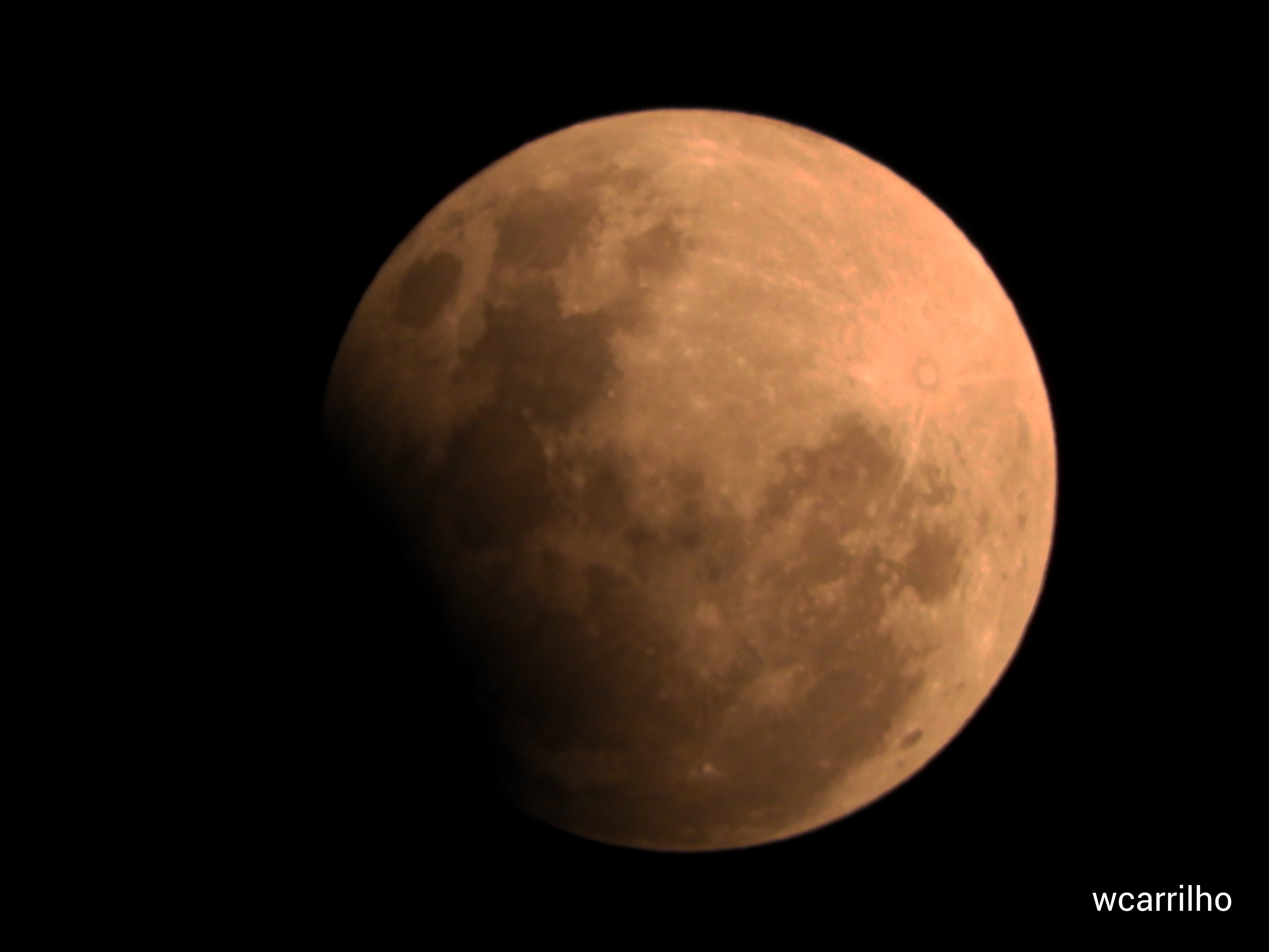 Do quintal de casa, funcionário público registra eclipse parcial da Lua no céu de Campo Grande