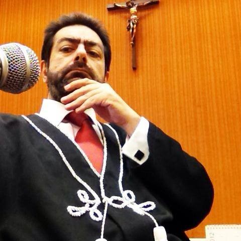 Juiz aposentado é preso em BH suspeito de agredir companheira e ameaçar filha de 6 anos