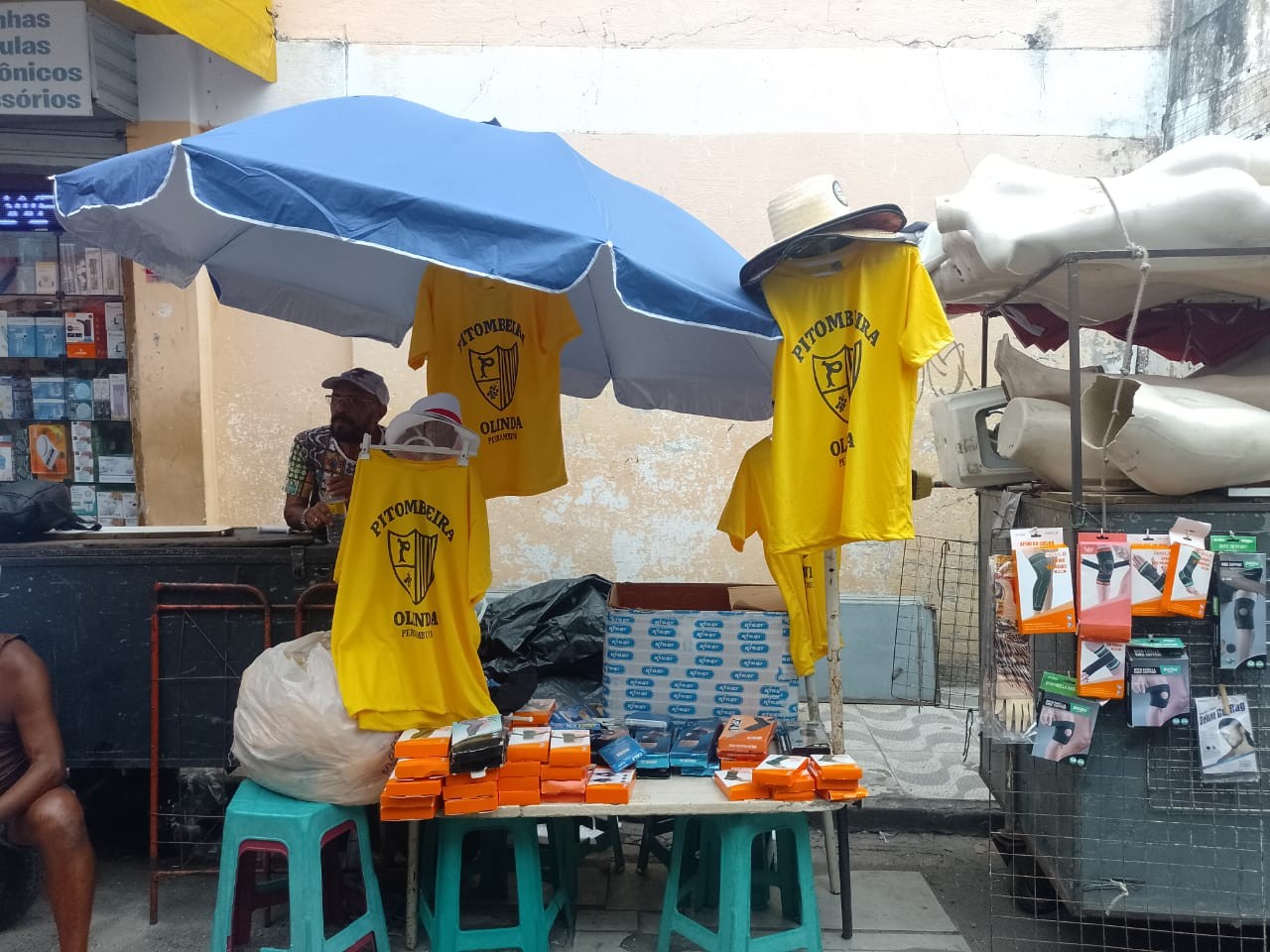 Camisa de bloco usada por Wagner Moura em 'O Agente Secreto' ganha versão 'não oficial' e é vendida no Camelódromo do Recife