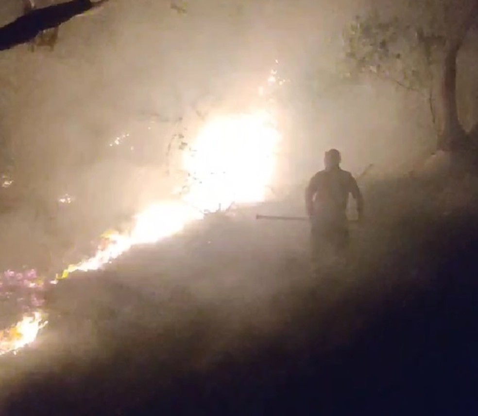 Bombeiros combatem chamas na Pedra do Chapéu, em Tibau — Foto: Reprodução