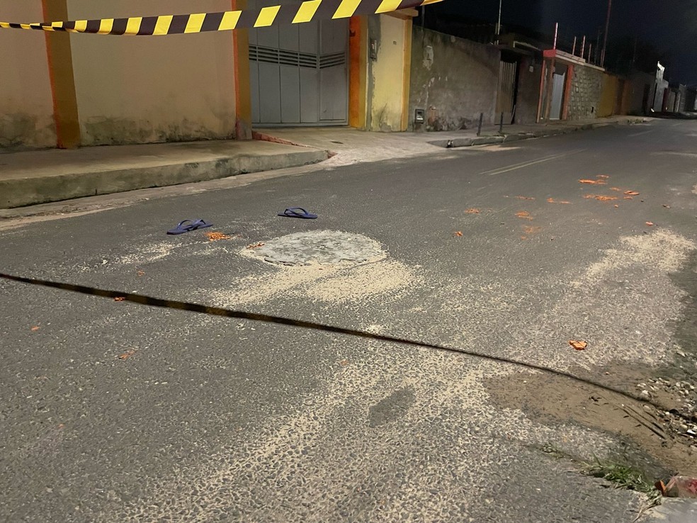 Chinelos da vítima ficaram diante do portão de sua casa - Homem é assassinado a facadas na porta de casa, na Zona Norte de Teresina — Foto: Layza Mourão/ g1 Piauí