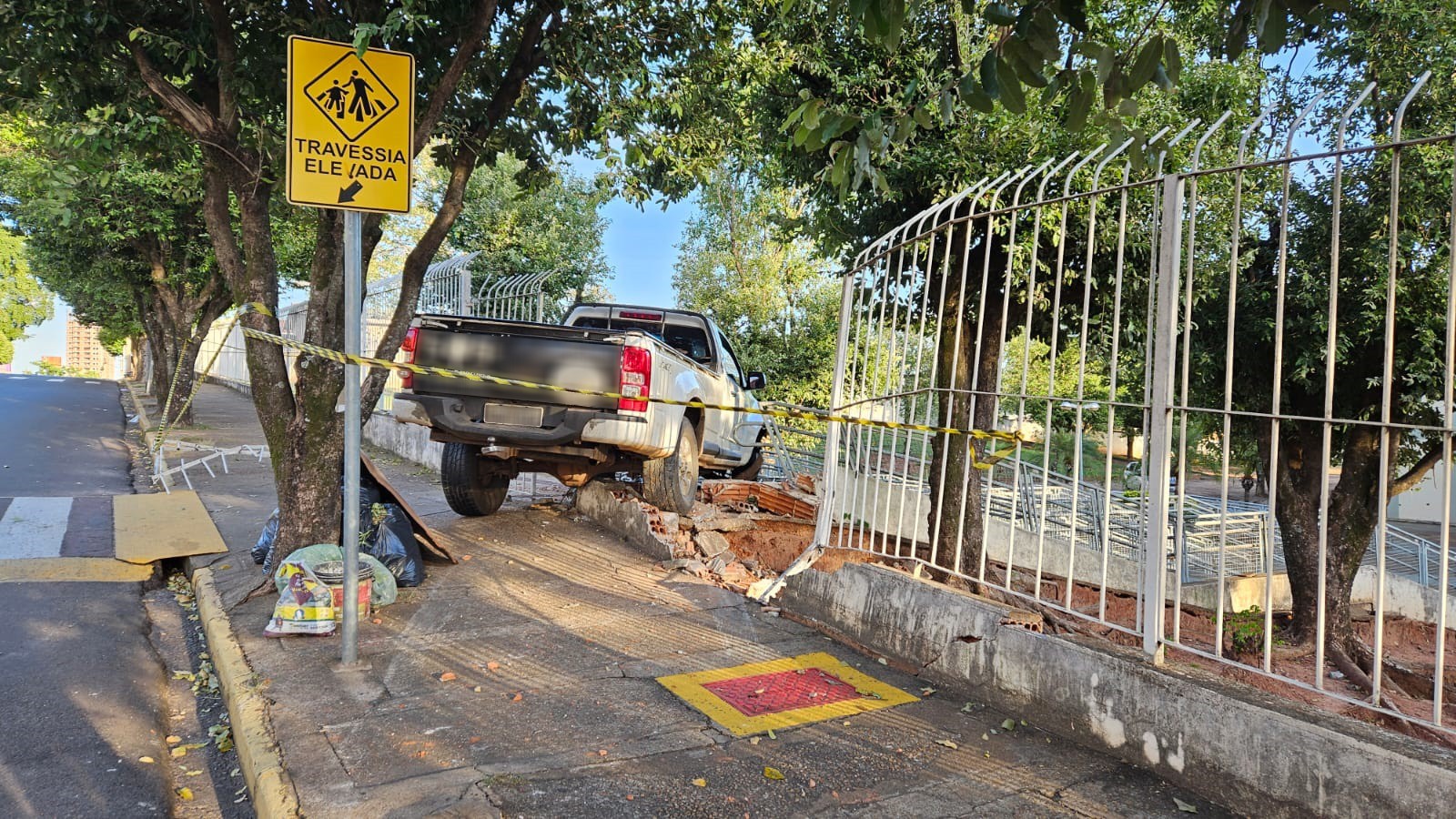 Motorista de caminhonete perde o controle da direção e derruba portão do Fórum da Justiça Estadual, em Dracena