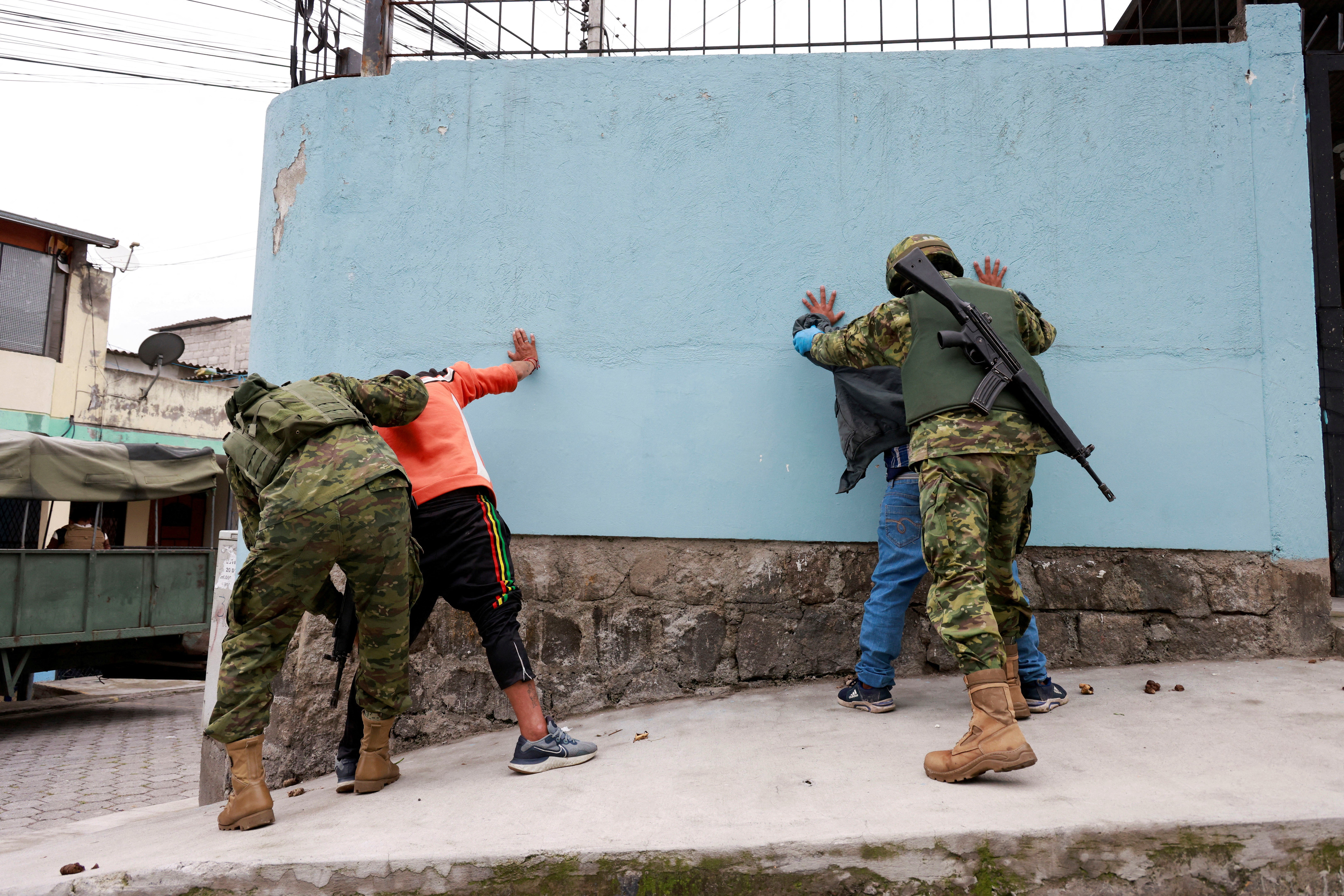 Onda de violência no Equador: autoridades intensificam buscas e 11 reféns são libertados