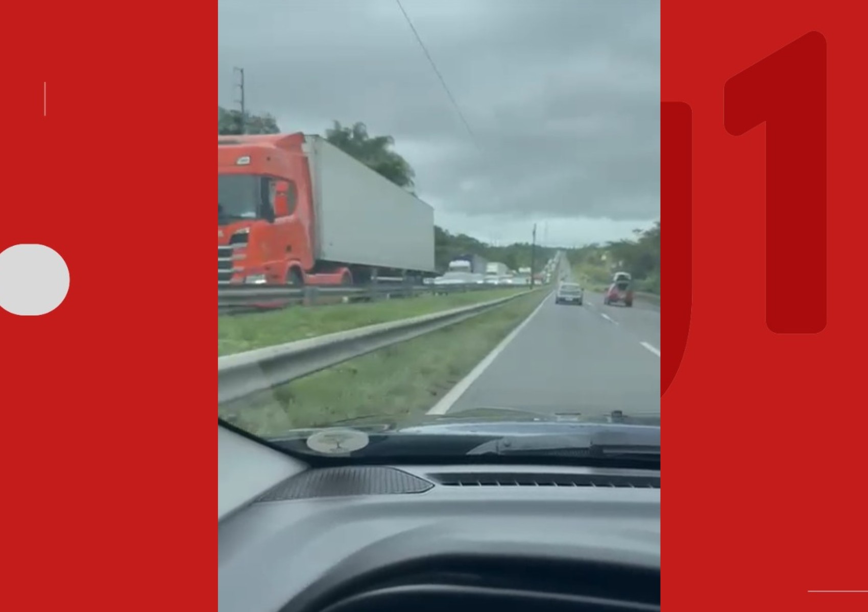 Trecho da BR-324 fica parcialmente bloqueado após carreta bater em poste 