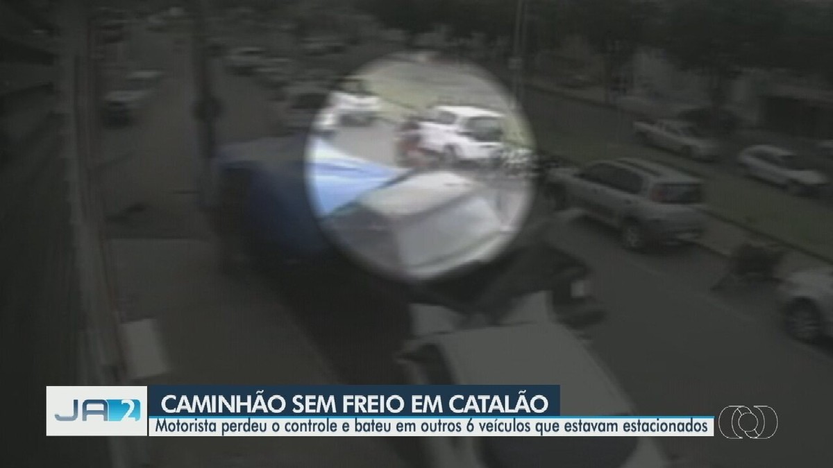 Caminhonete Carregada De Cana De A Car Desce Rua Desgovernada E Atinge Carros Estacionados