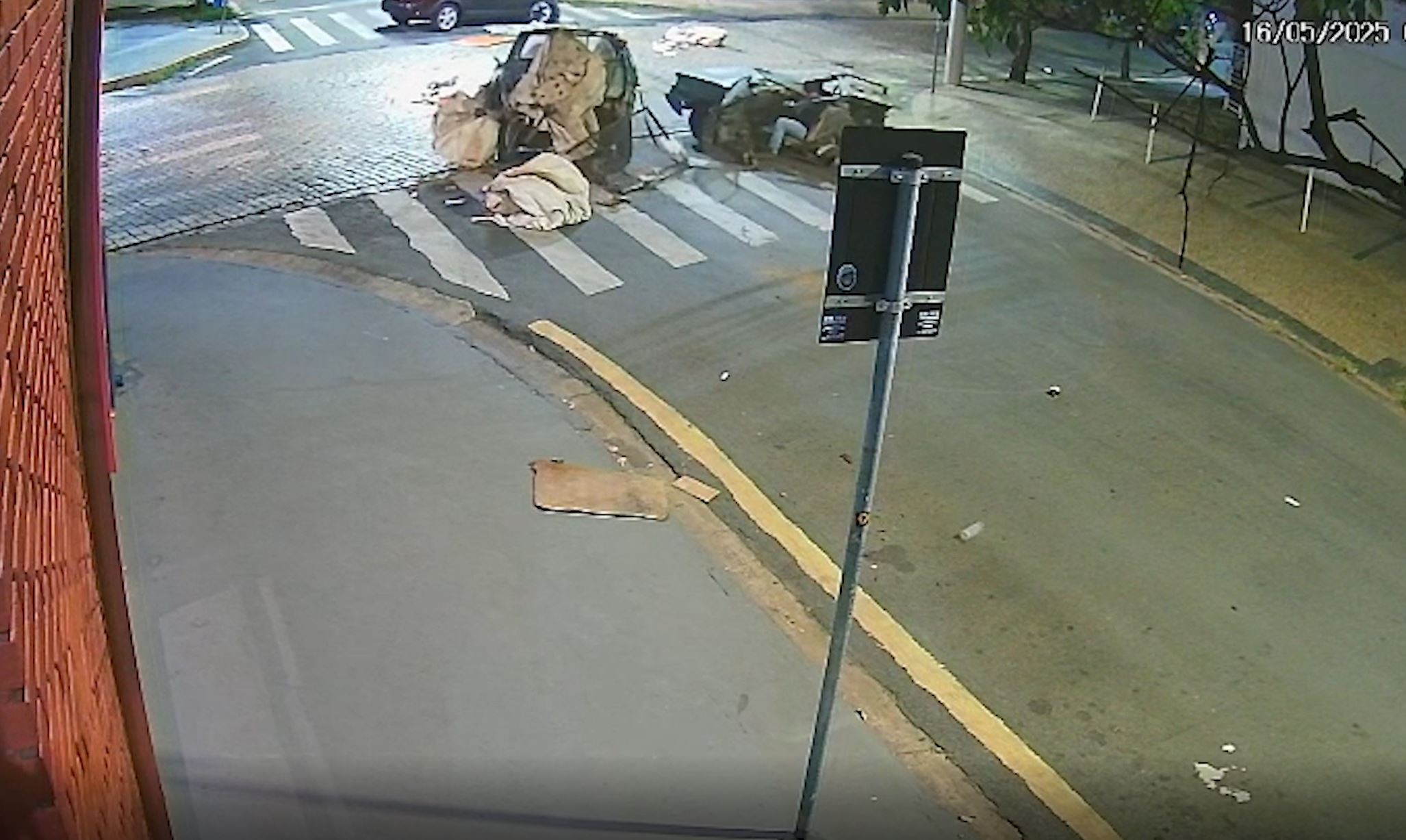 VÍDEO: carro parte ao meio após batida e motorista continua dirigindo em cruzamento de Campinas 