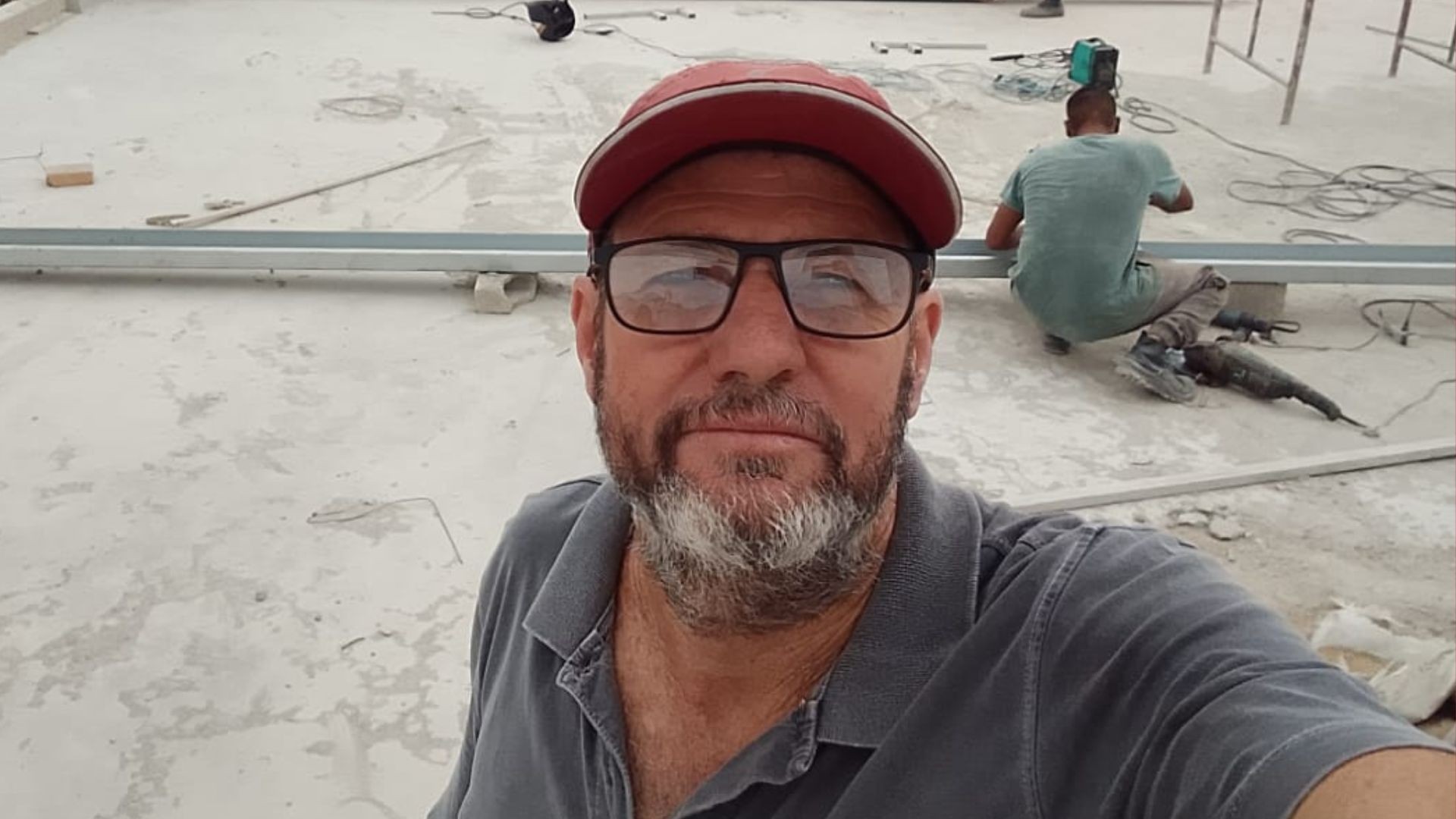 Trabalhador morre eletrocutado ao encostar barra de metal em fios de alta tensão em obra em Cariacica