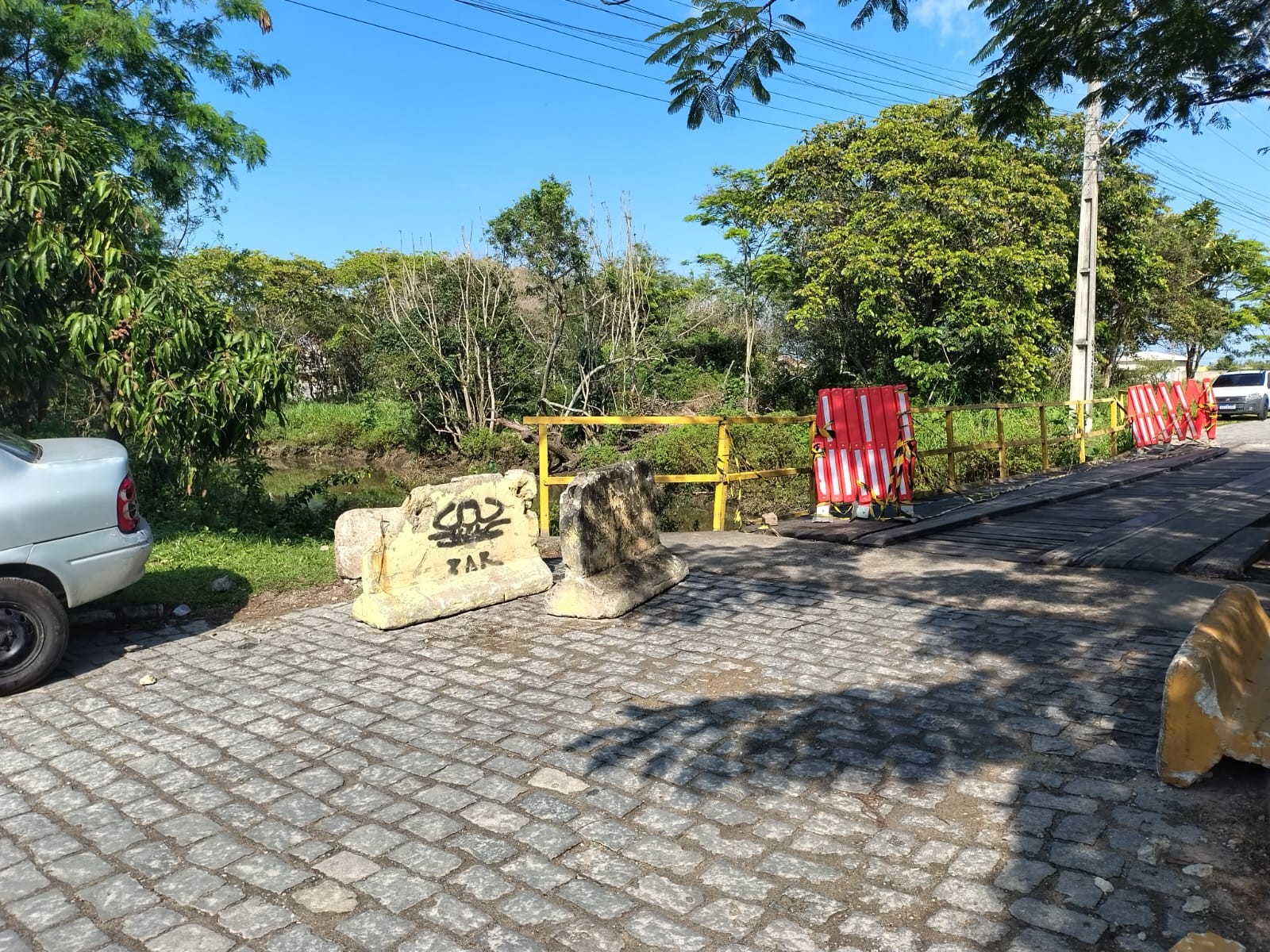 Moradores denunciam problemas em ponte que dá acesso a bairro de Barra de São João, em Casimiro de Abreu