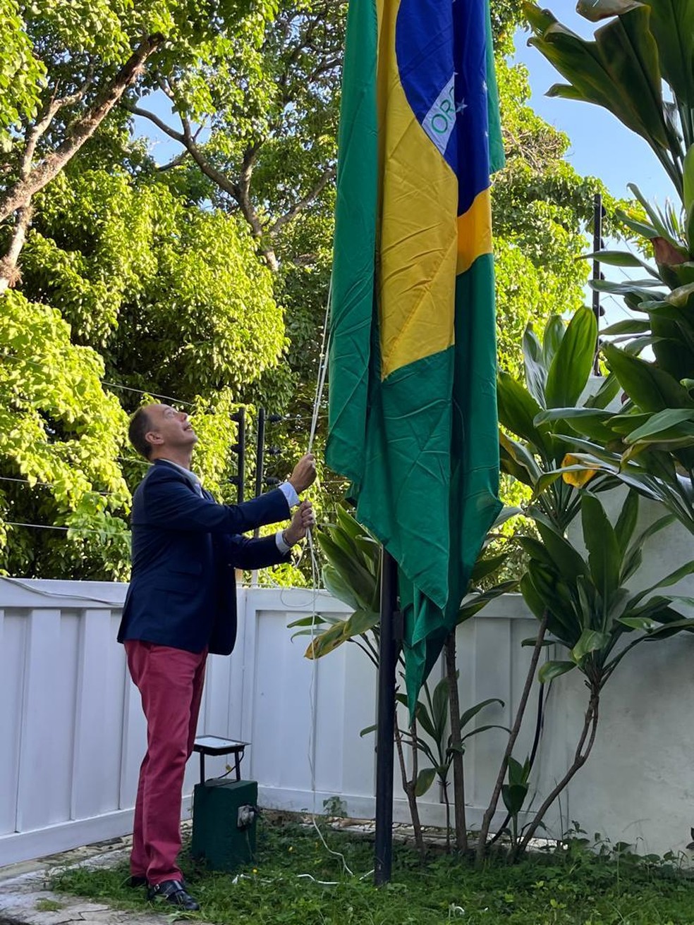 Funcionário da Embaixada argentina ergue bandeira do Brasil na residência oficial diplomática argentina em Caracas, na Venzuela, em 1º de agosto de 2023. — Foto: Itamaraty