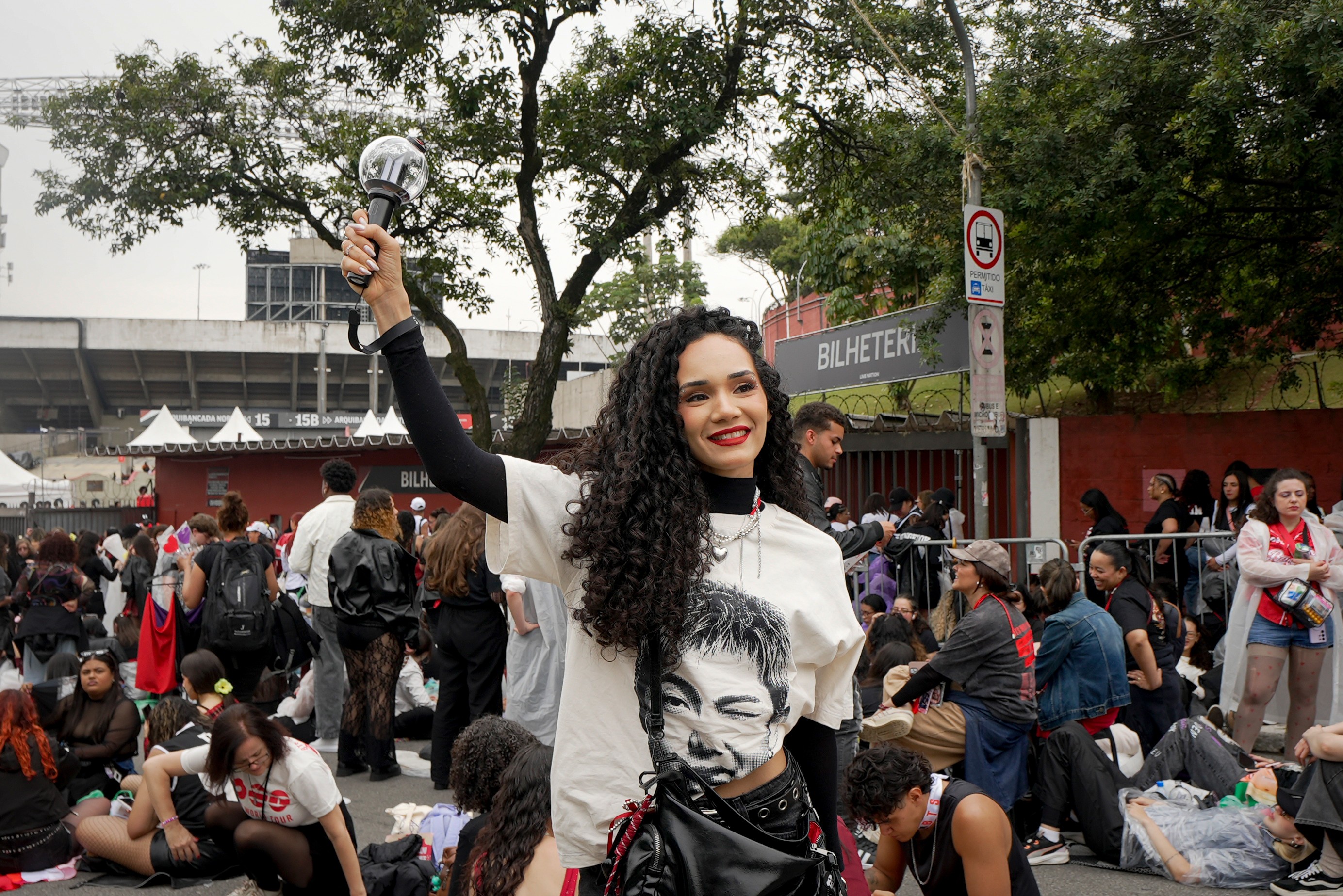 BTS reúne diferentes gerações em fila para show — Idosas, mães e filhas e fãs com roupas tradicionais coreanas