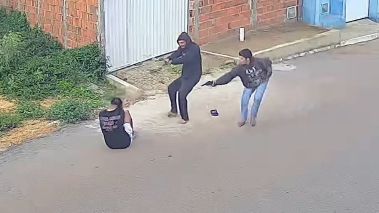 Armas de fogo falham várias vezes e jovem sobrevive a ataque de dois homens armados; vídeo