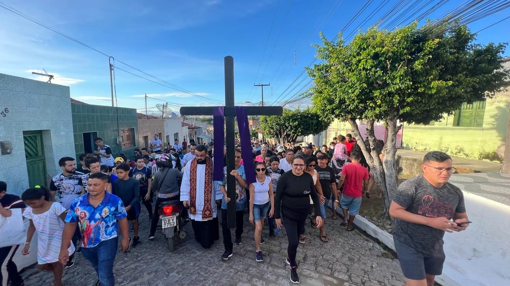 Subida ao horto reúne milhares de devotos em Juazeiro do Norte — Foto: Patrícia Silva/TV Verdes Mares