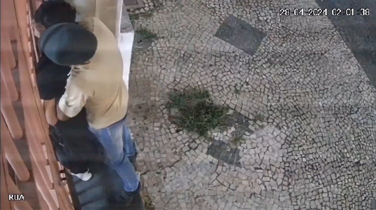 Câmera registra estupro contra cozinheiro na saída de prédio no Centro de Campinas: 'humilhante'
