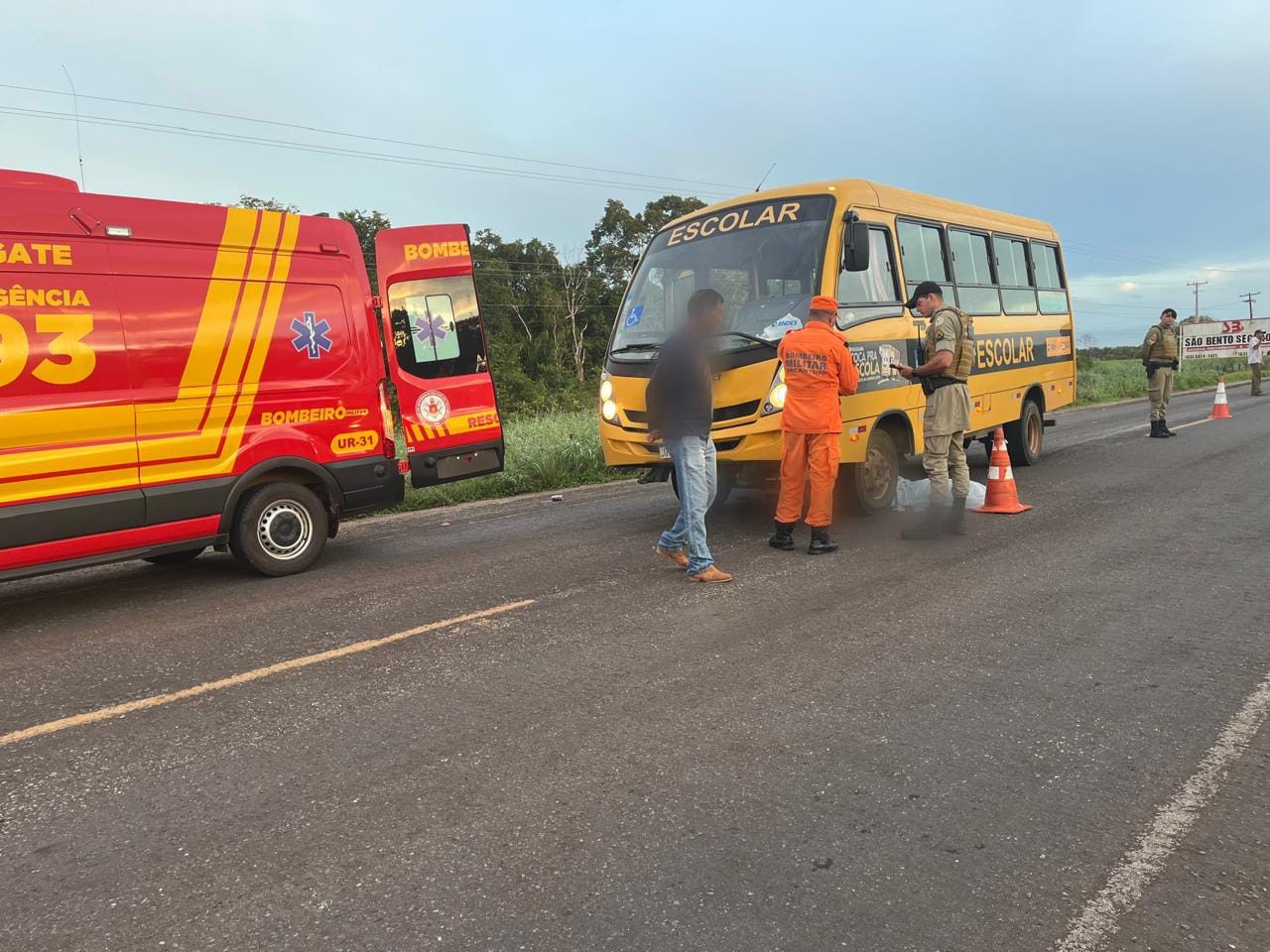 Ciclista morre após ser atropelado e arrastado por ônibus escolar em rodovia