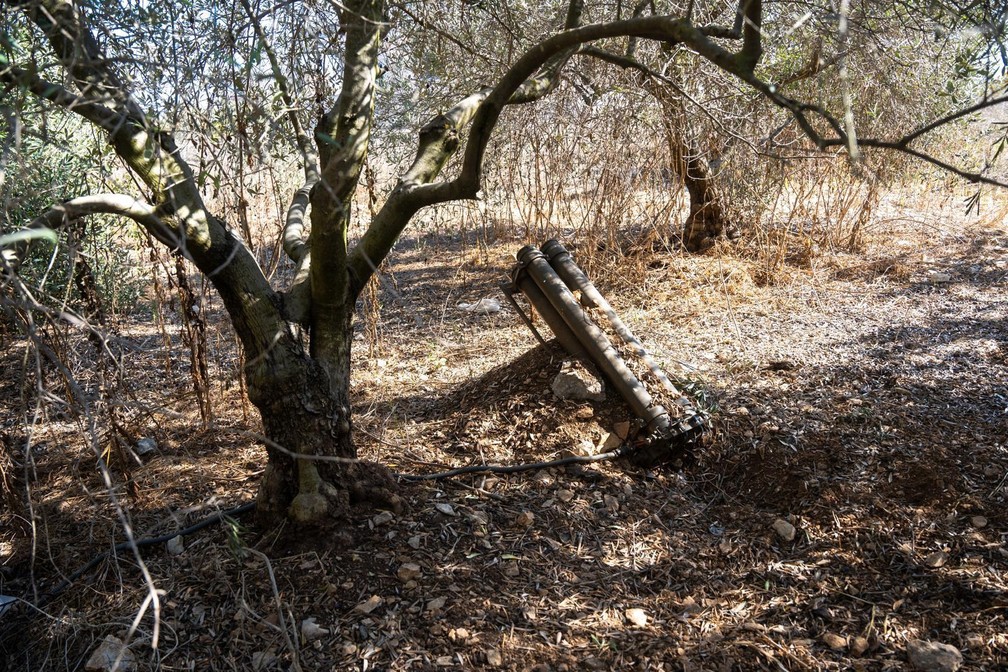 Lançador de projéteis foi encontrado em olival — Foto: Forças de Defesa de Israel / Divulgação