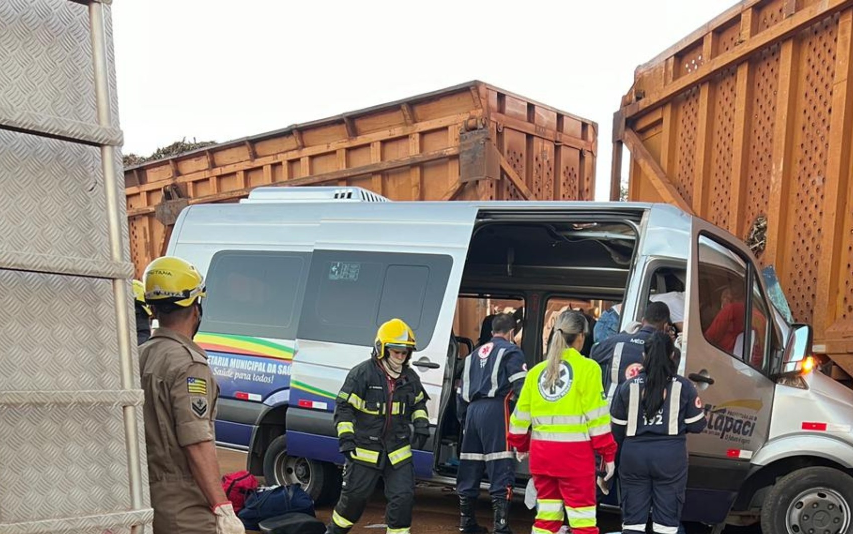 Acidente entre van e carreta deixa quatro mortos na GO-336