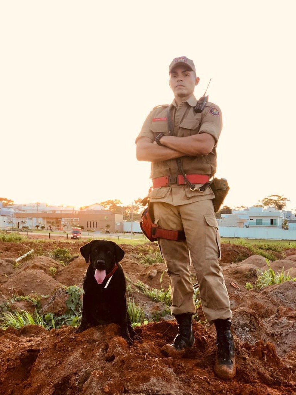 Major Dyego Vieira foi um dos bombeiros que mais teve contato direto com a cadelinha Cerys — Foto: Arquivo/Corpo de Bombeiros