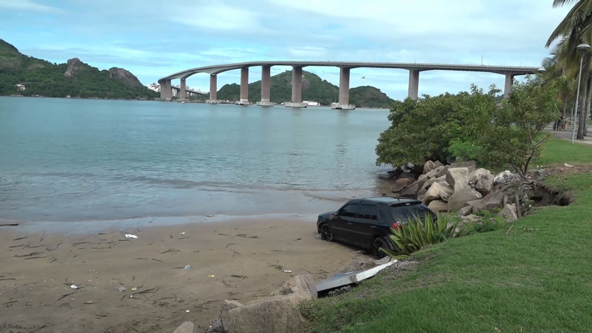 VÍDEO: carro vai parar no mar em Vitória