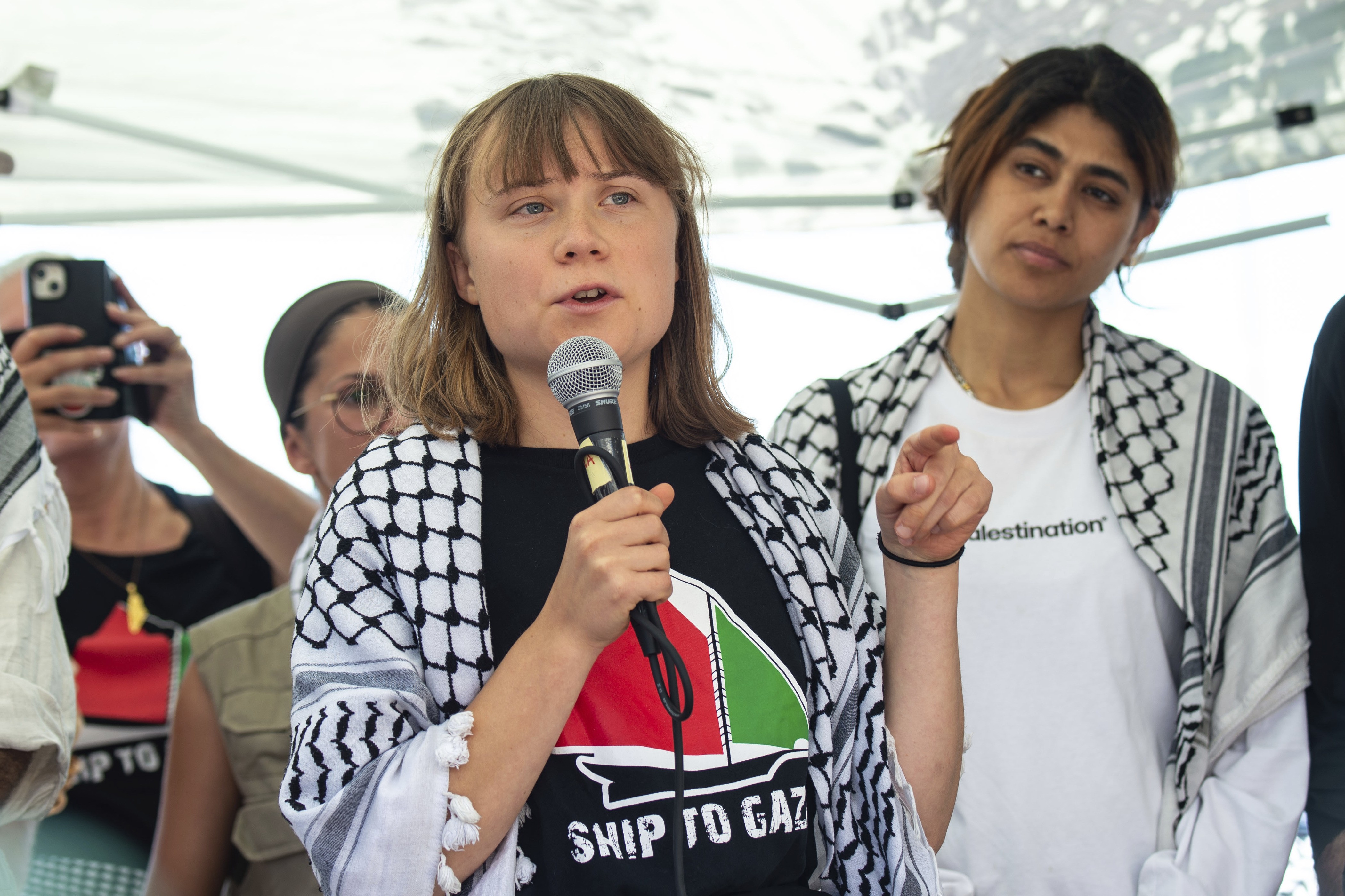 Greta Thunberg embarca em navio rumo a Gaza para protestar contra bloqueio de Israel