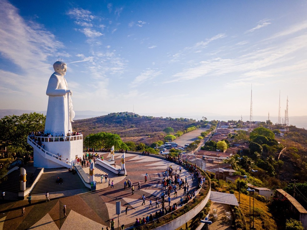 Estátua de padre Cícero, inaugurada em 1969, fica no alto da Colina do Horto, em Juazeiro do Norte — Foto: Arquivo TVM