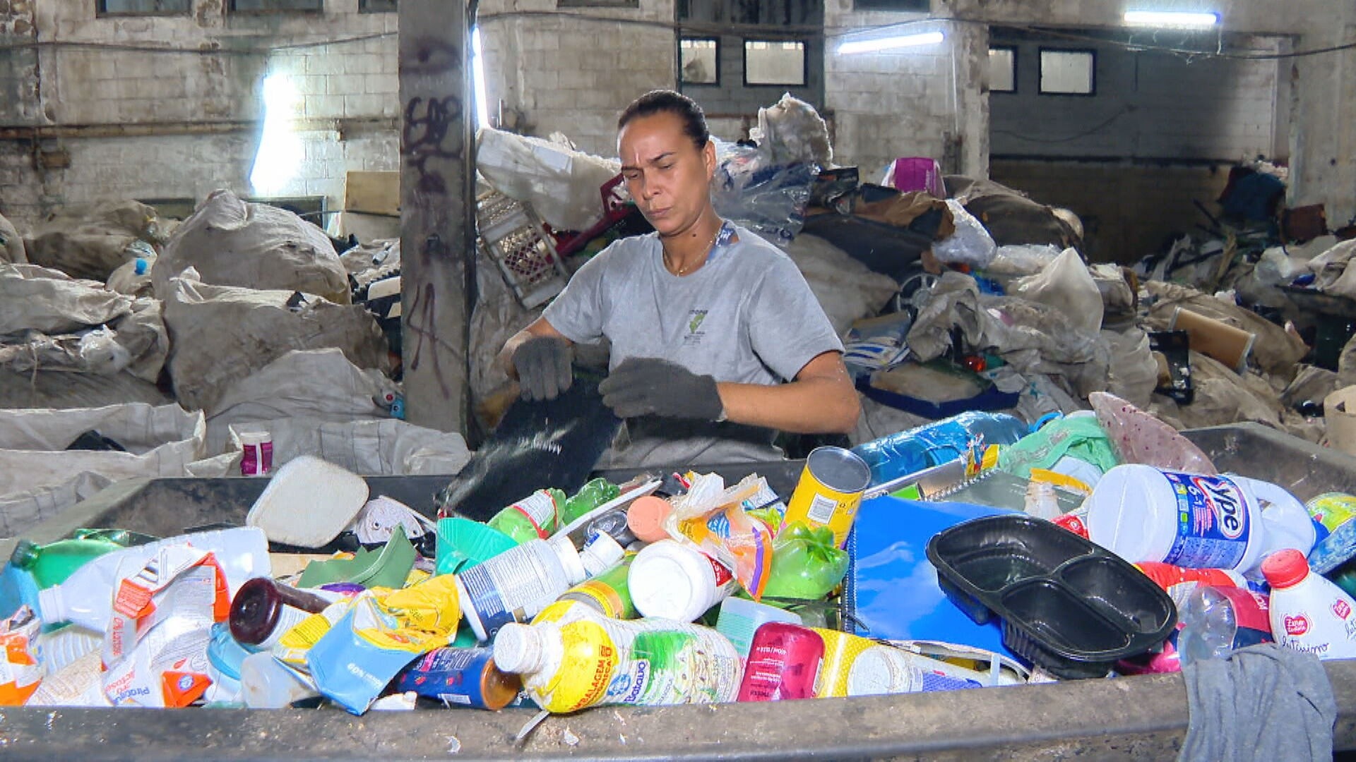 Catadores perdem até 2 dias de trabalho por mês separando plásticos sem valor para reciclagem, diz estudo