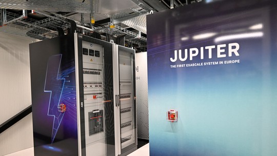 Europa lança supercomputador que ocupa metade de um campo de futebol; veja detalhes - Máquina, chamada de Jupiter, deve ajudar a reduzir o atraso europeu em inteligência artificial e melhorar previsões climáticas, além de proporcionar outras inovações. Estrutura fica em cidade alemã.
