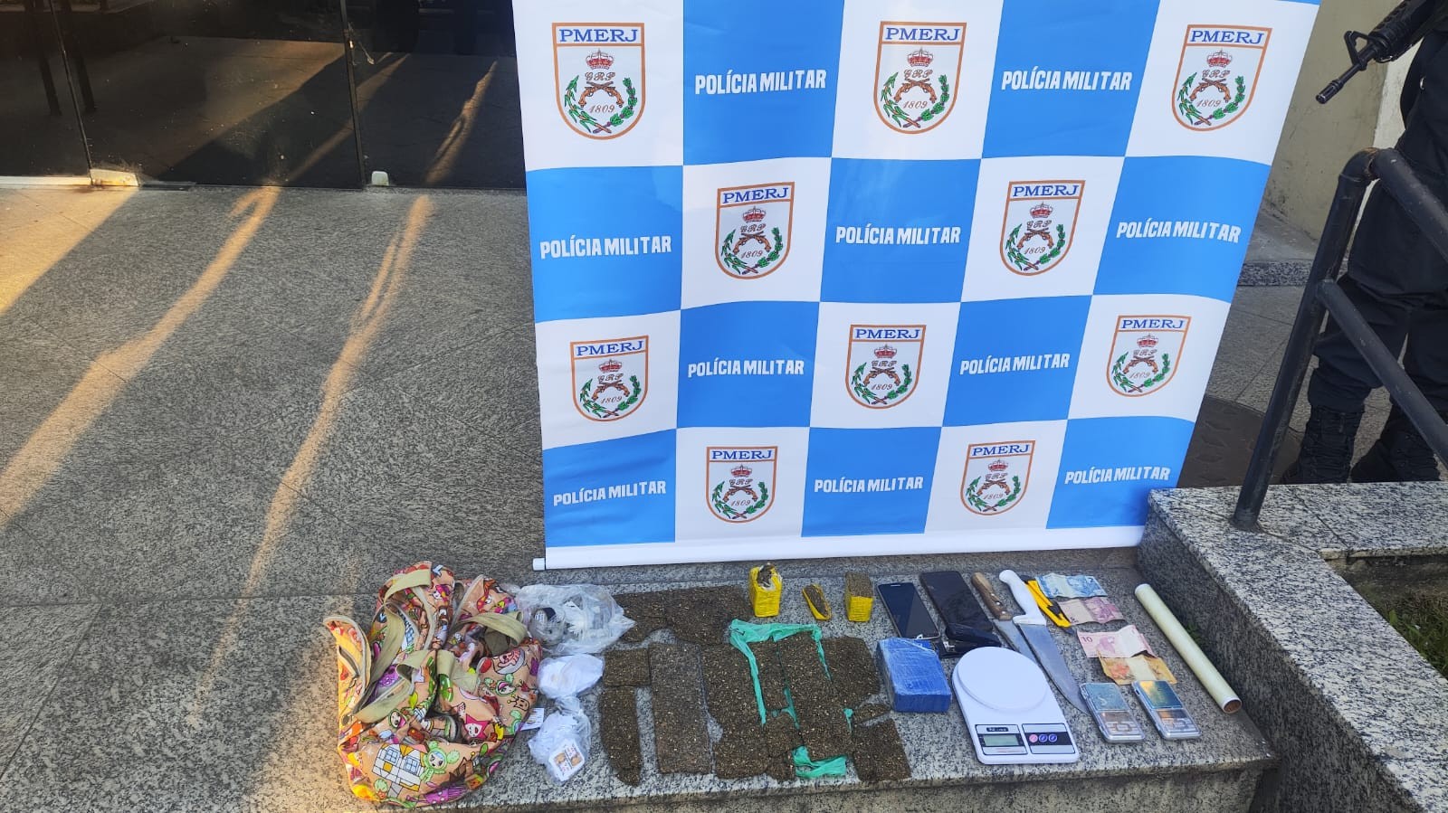 Dois homens são presos por suspeita de tráfico de drogas em Resende
