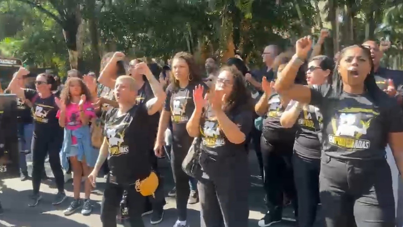 Com salários atrasados, funcionárias do programa Empoderadas protestam em frente ao Palácio Guanabara
