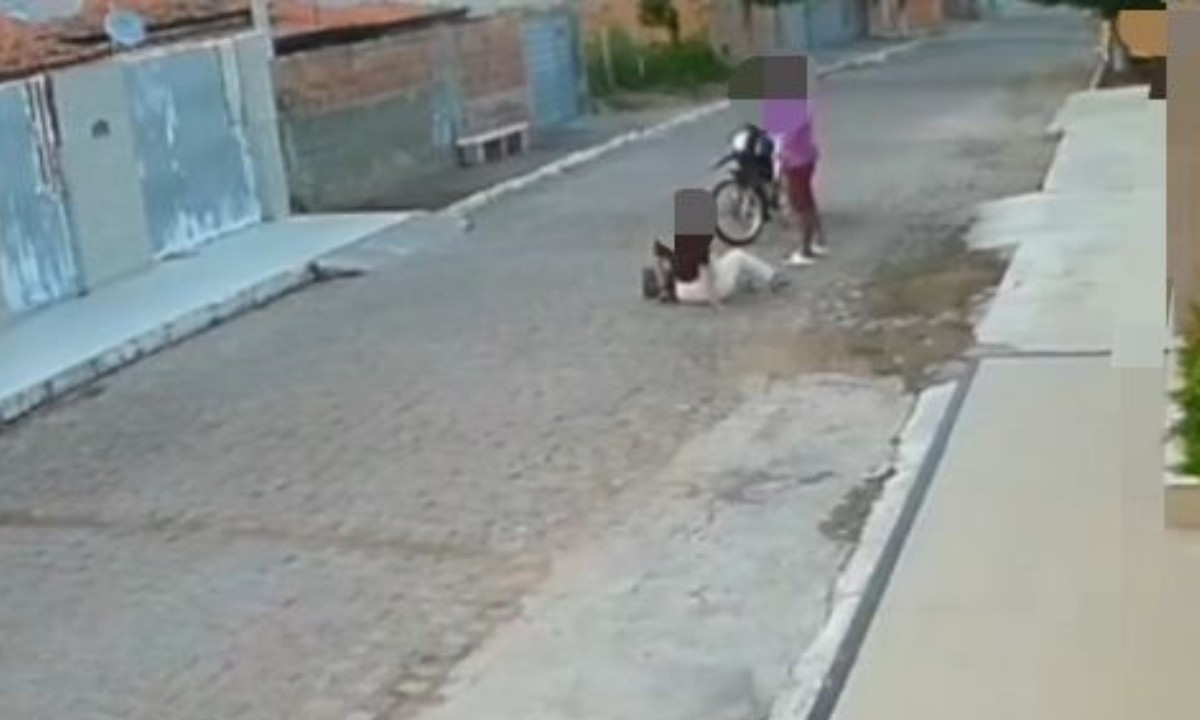 VÍDEO: mulher é agredida em via pública no interior da Bahia; suspeito é cunhado da vítima